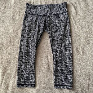 Women’s Lululemon black and white houndstooth Cropped Size 8 leggings